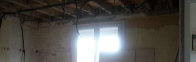 Isolation du plafond.
Pose de faux plafond.
Mise en peinture des murs et du plafond.